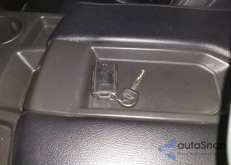 2021 Chevrolet Silverado 1500 2Wd Short Bed Custom z USA, uszkodzony, nr VIN 1GCPWBEK1MZ391387